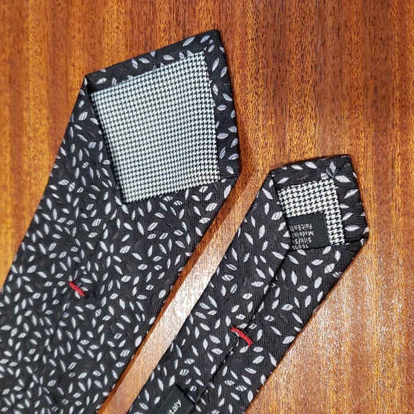 John Varvatos Black and Gray Leaf Pattern Tie - Picture 2 of 7